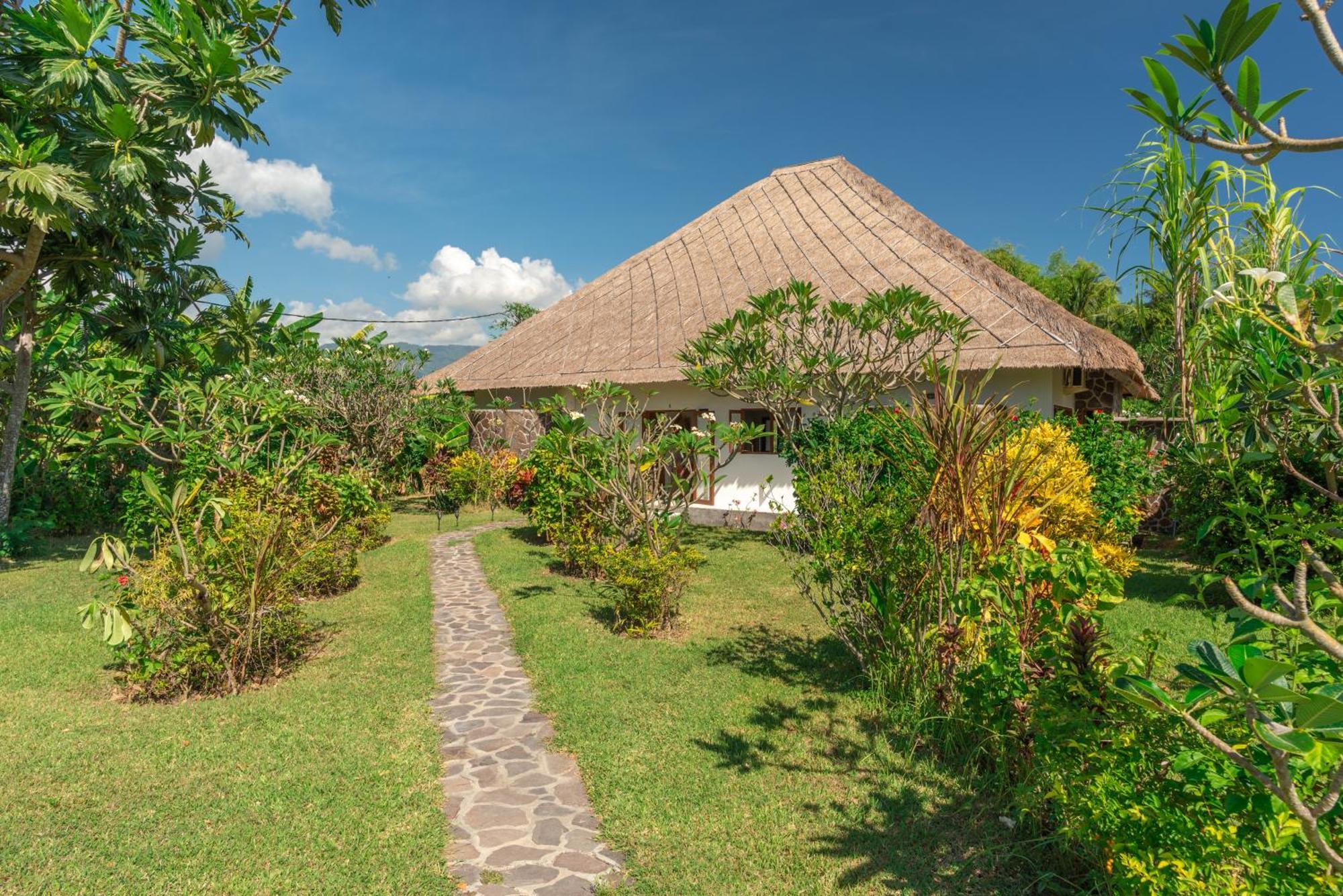 Absolute Beach Front Villa Umeanyar Exterior photo