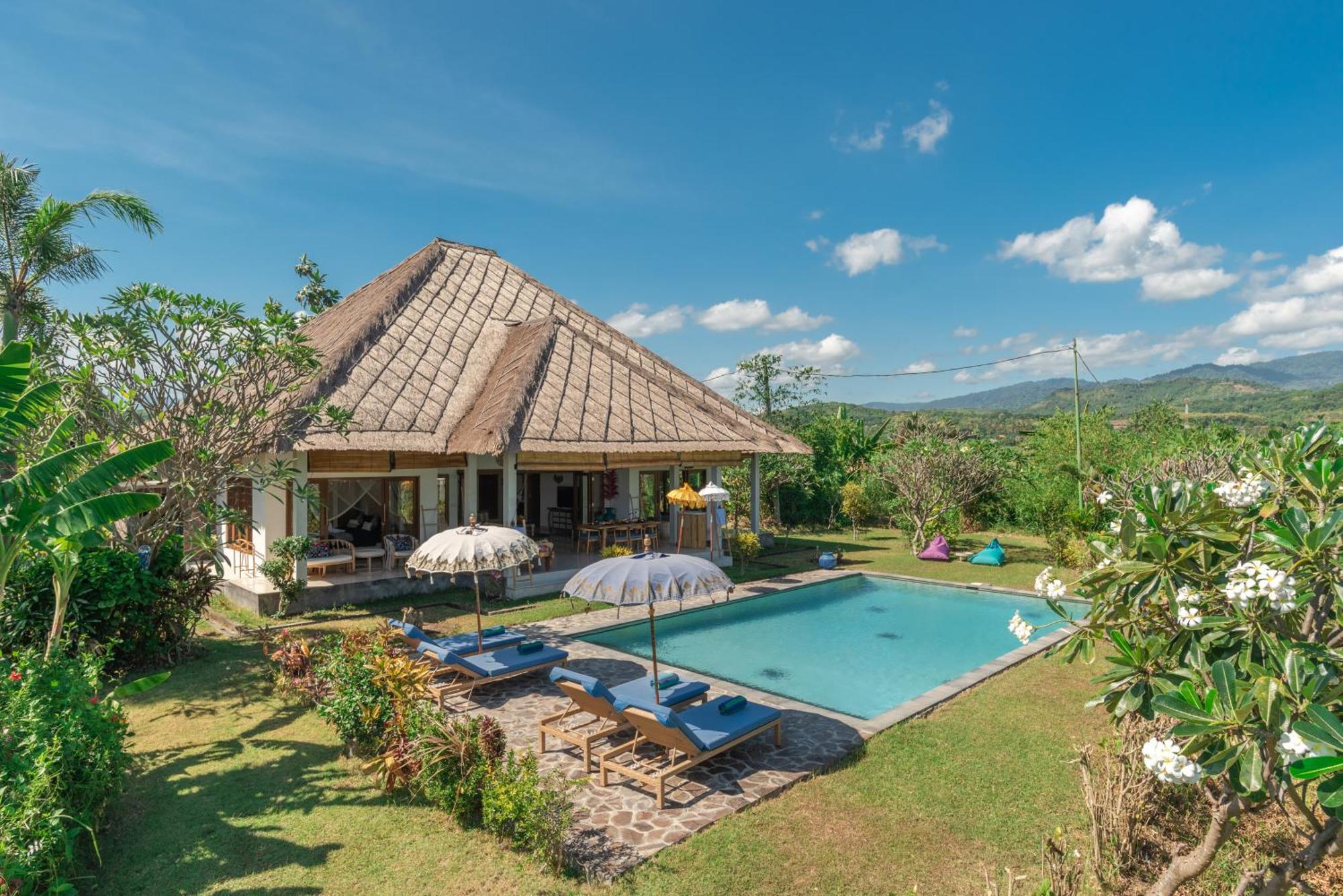 Absolute Beach Front Villa Umeanyar Exterior photo